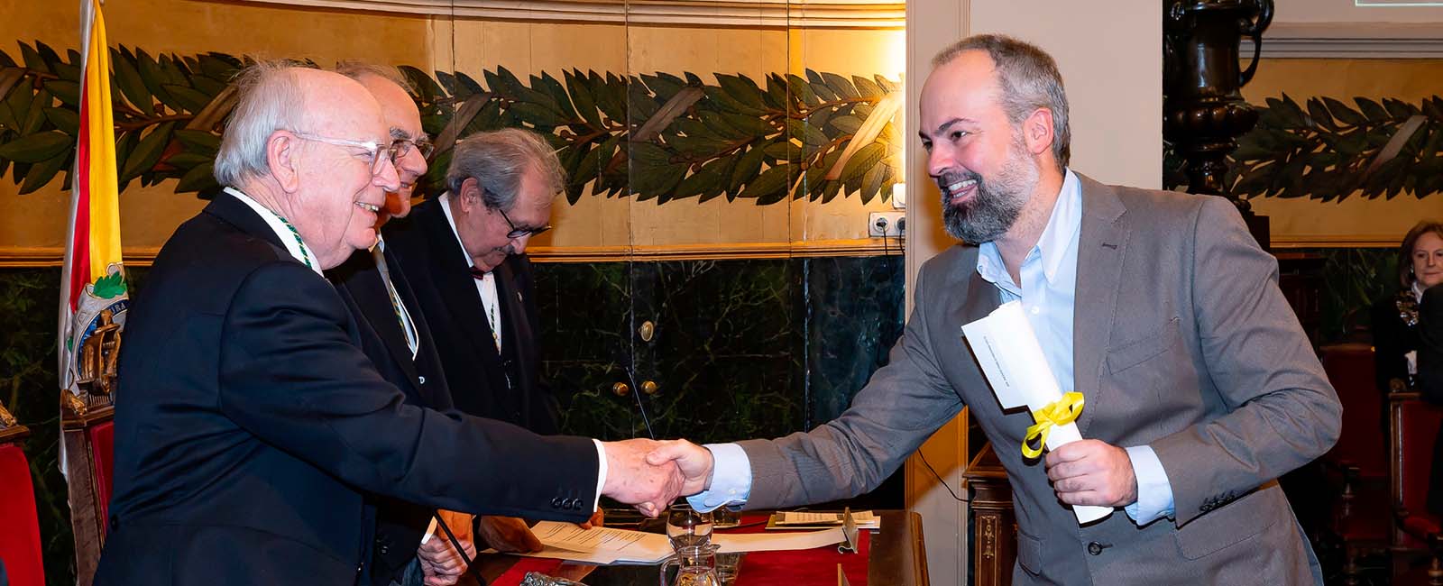 Pedro Pablo Medina Vico recibiendo el Premio de Investigación Médica Básica de la Real Academia de Medicina de manos del presidente de la Real Academia Nacional de Medicina, el Excmo. Sr. Dr. Eduardo Díaz-Rubio